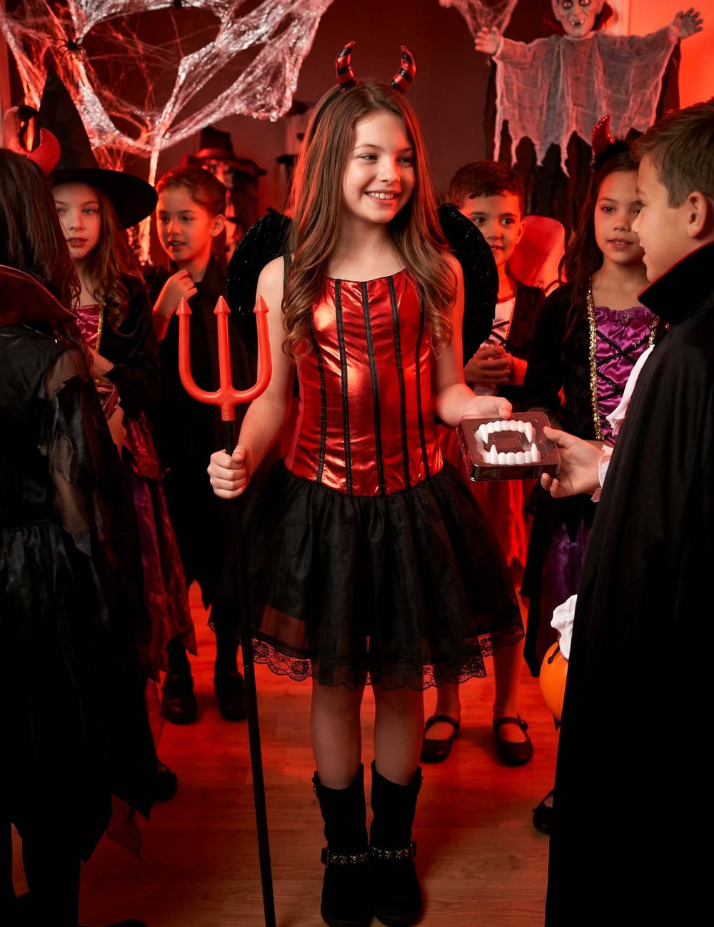 halloween-asuprinsessan diabolisen naamiaisasun somistus siivet