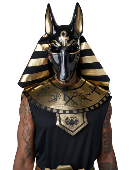 Anubis-jumalan luksusnaamiaisasun kultaisen päähineen ja kauluksen yksityiskohta
