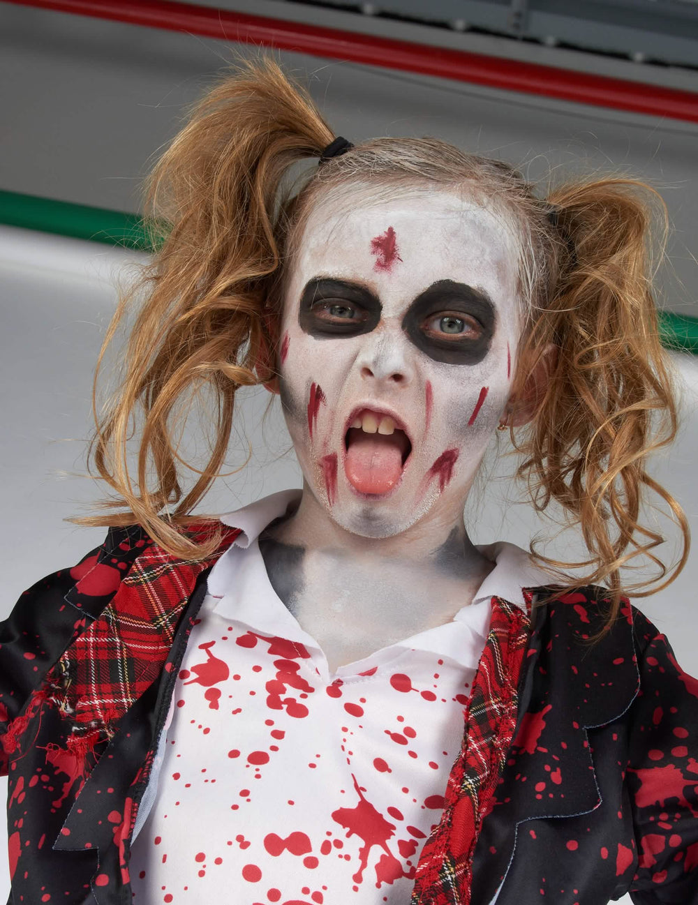 Lähikuva zombietyttöjen halloween-asuun meikit koulutyttöä varten