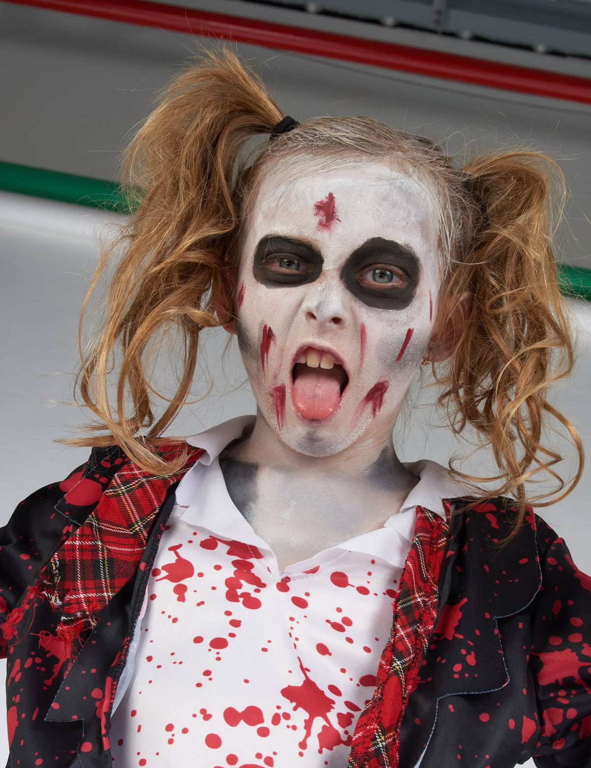 Lähikuva zombietyttöjen halloween-asuun meikit koulutyttöä varten
