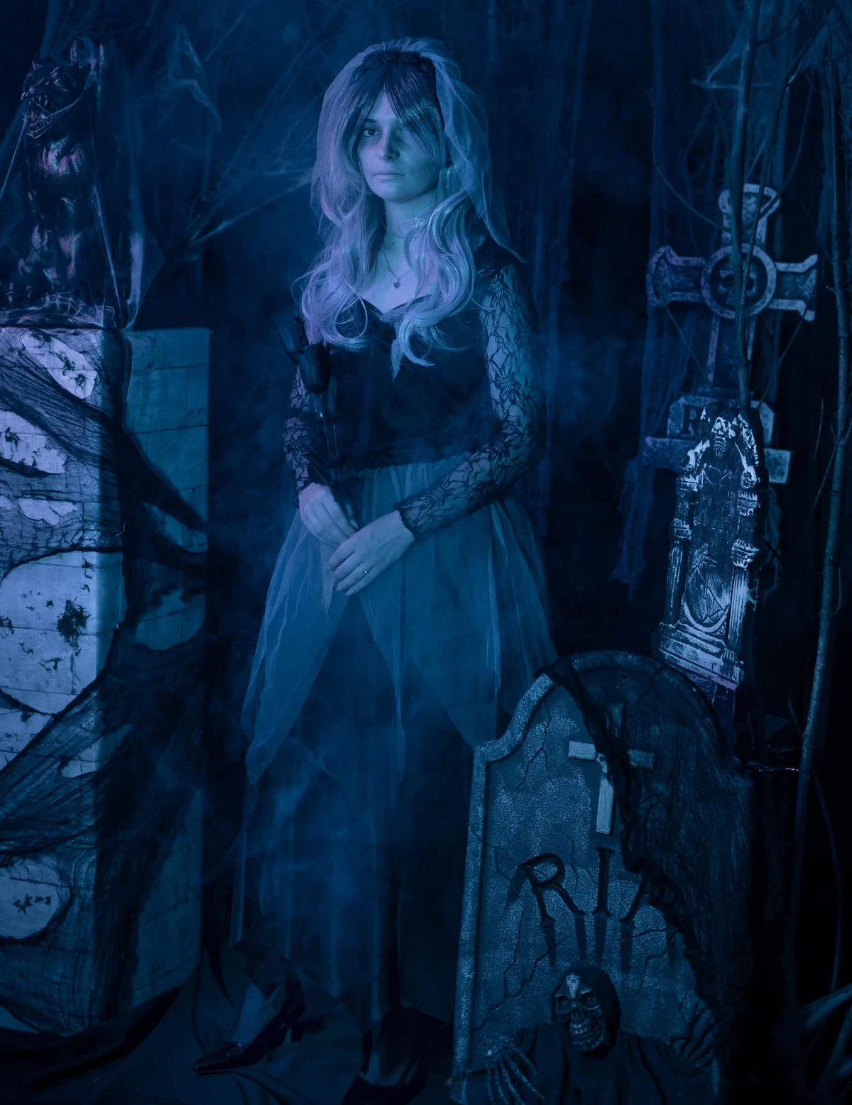 Halloween-asetelmassa mustan morsiushengen naamiaisasun kanssa
