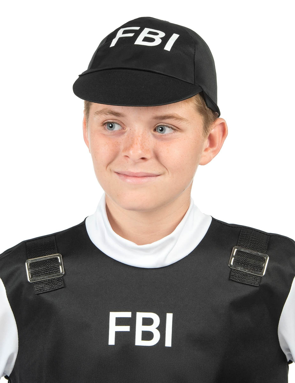 Lähikuva lapsen FBI-naamiaisasun lippiksestä