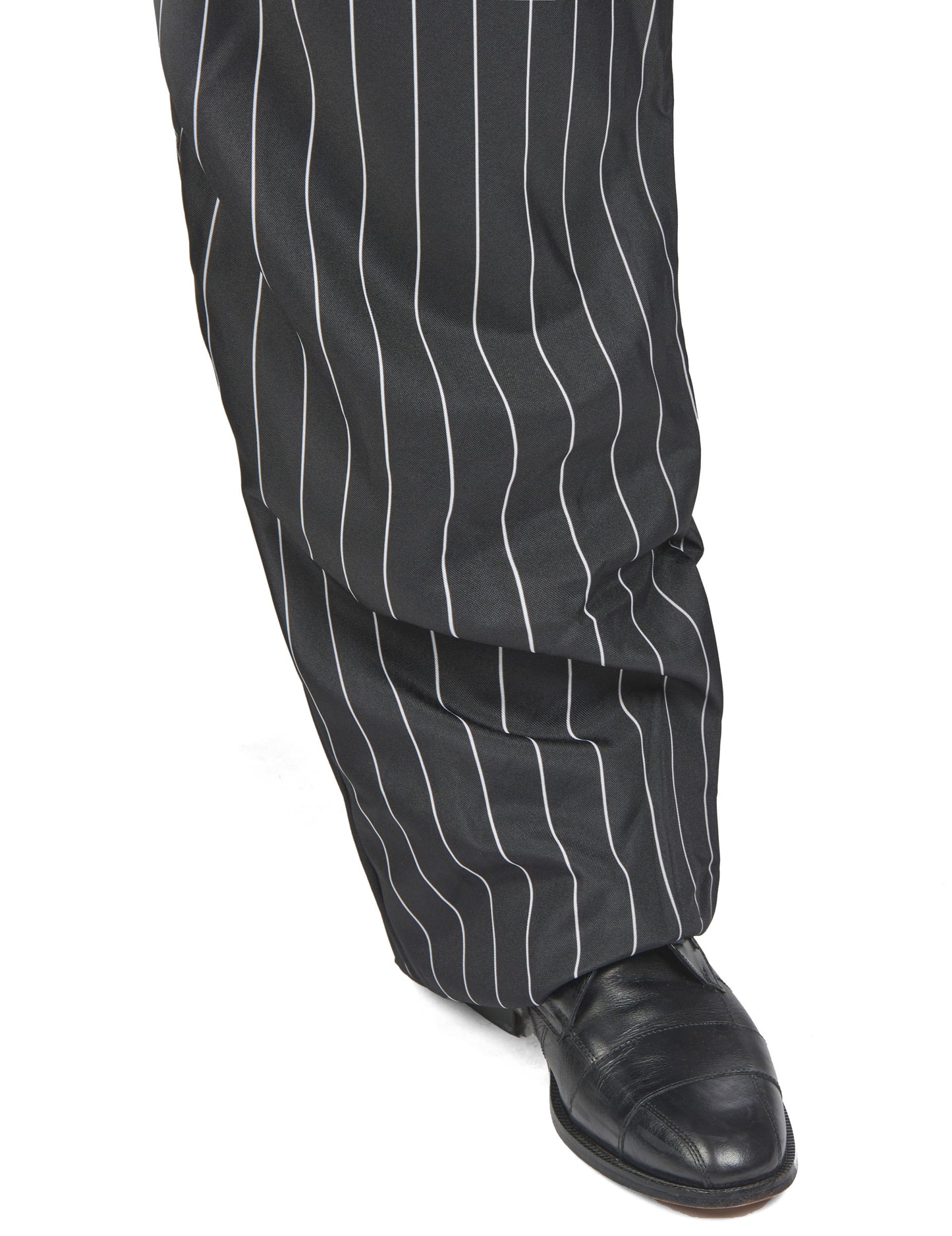 Gros plan sur le bas du pantalon à rayures du déguisement de gangster