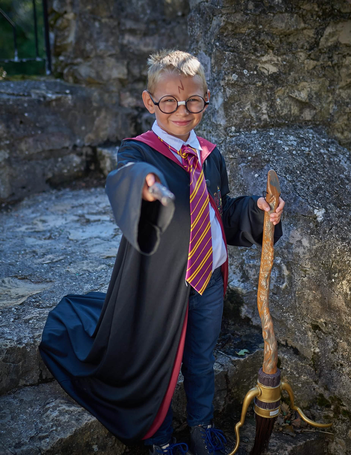 Mise en situation avec le balai du déguisement Harry Potter™ pour enfant