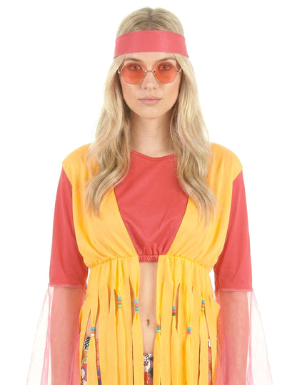Gros plan sur le haut et les accessoires du déguisement hippie pour femme