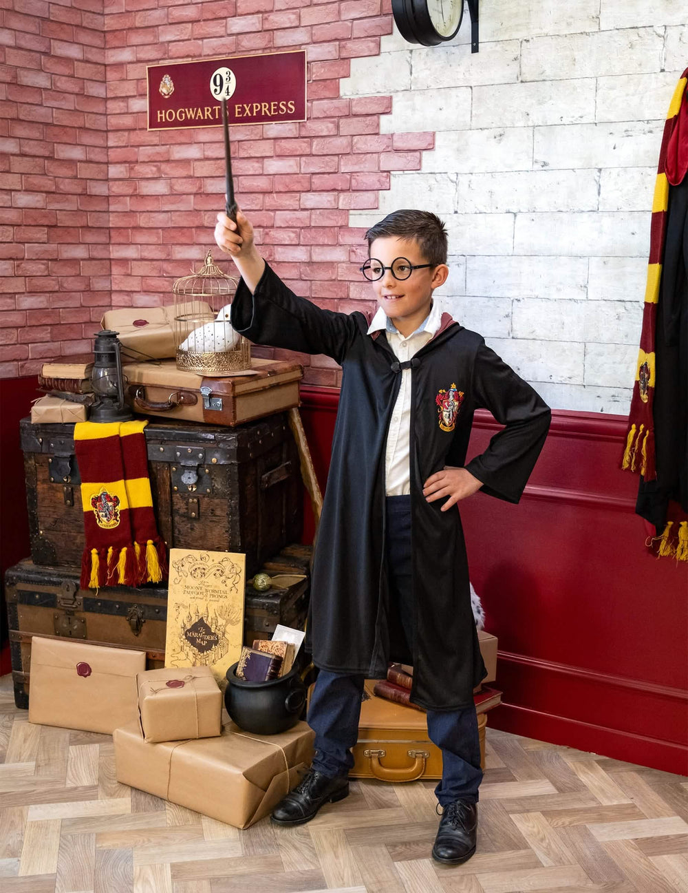 Mielikuvitustilanne teemallisessa ympäristössä luksus Gryffindor Harry Potter -velhonpukuun kuuluvassa mekossa