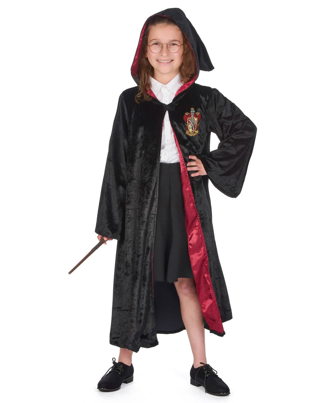 Edestä kuvattuna hupulla ja sauva-aseella luksus Harry Potter -asusta lapsille