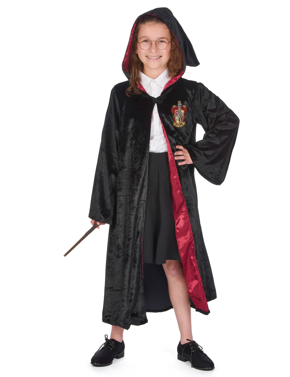 Edestä kuvattuna hupulla ja sauva-aseella luksus Harry Potter -asusta lapsille