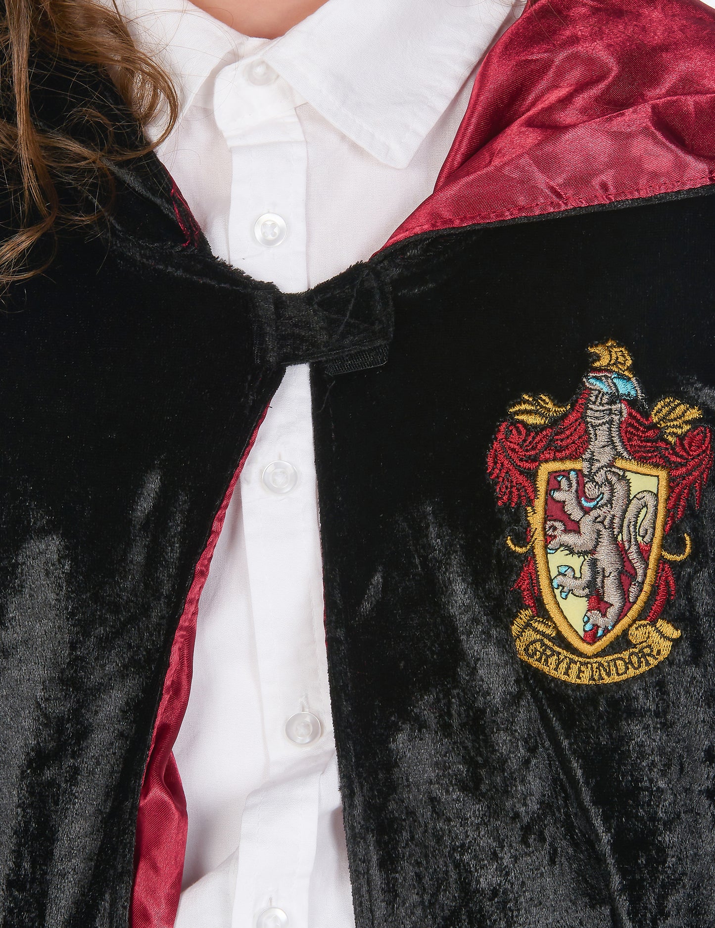 Détail de l'écusson Gryffondor du déguisement luxe robe Harry Potter