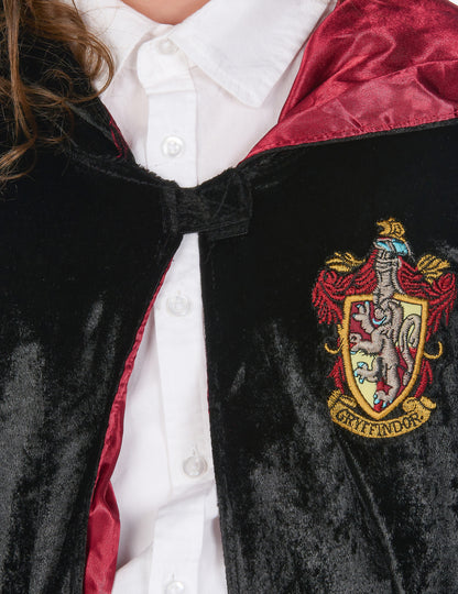 Détail de l'écusson Gryffondor du déguisement luxe robe Harry Potter