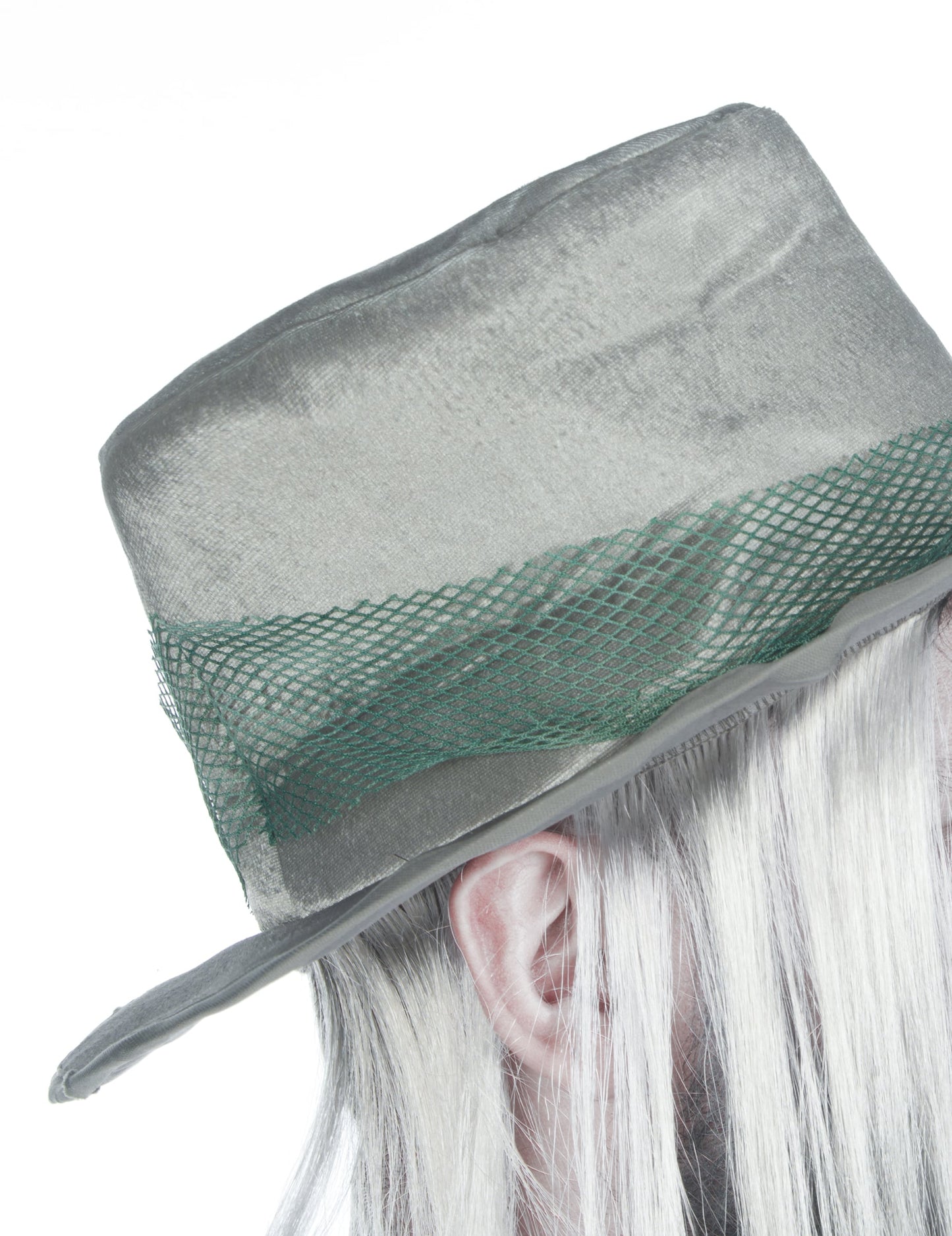 Gros plan sur le chapeau avec filet vert du déguisement marié fantôme pour adulte
