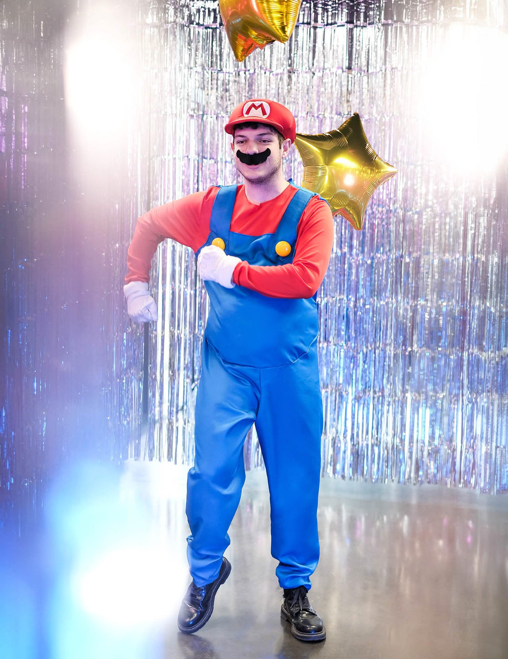 Juhlava esillepano Mario-aikuisten naamiaisasun juhlakoristeseinäkkeen kanssa