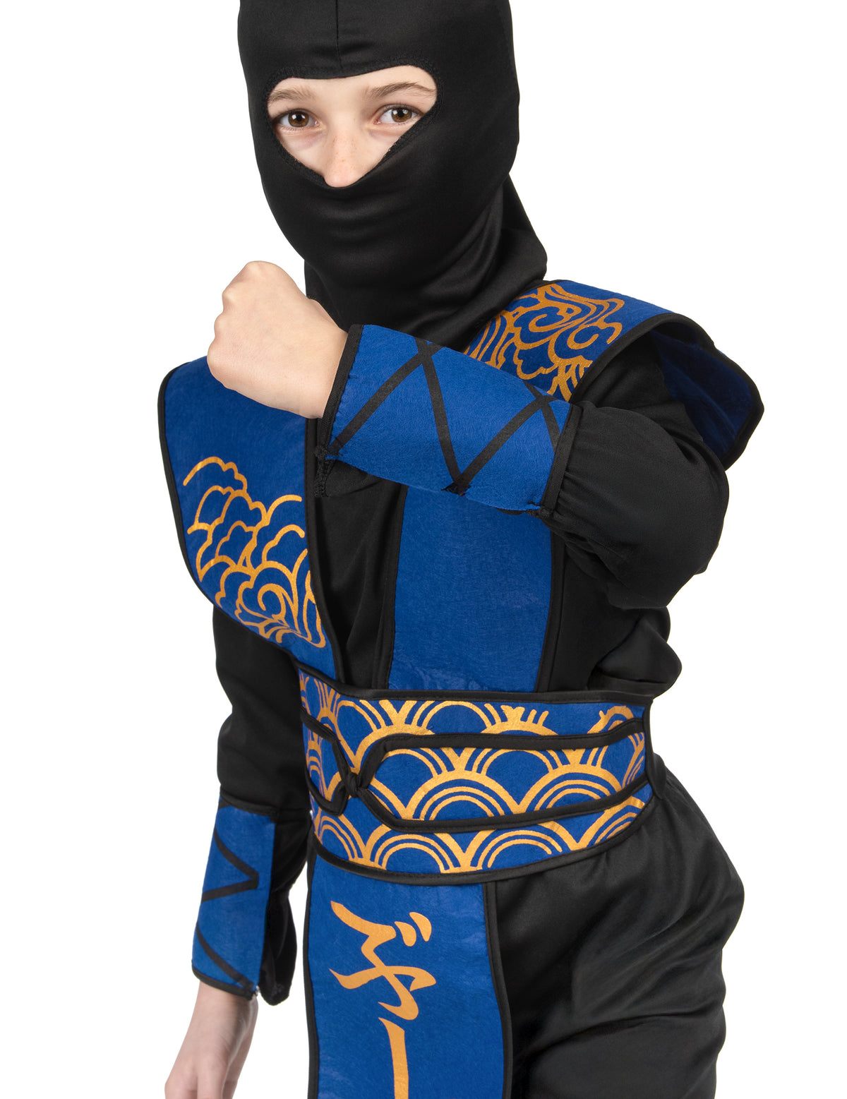 Gros plan sur la cagoule et le protège-bras du déguisement ninja pour garçon