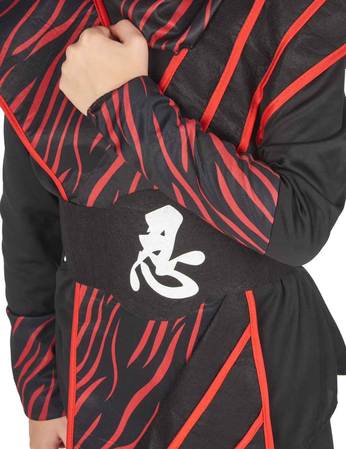 Gros plan sur la ceinture et le buste du déguisement ninja fauve