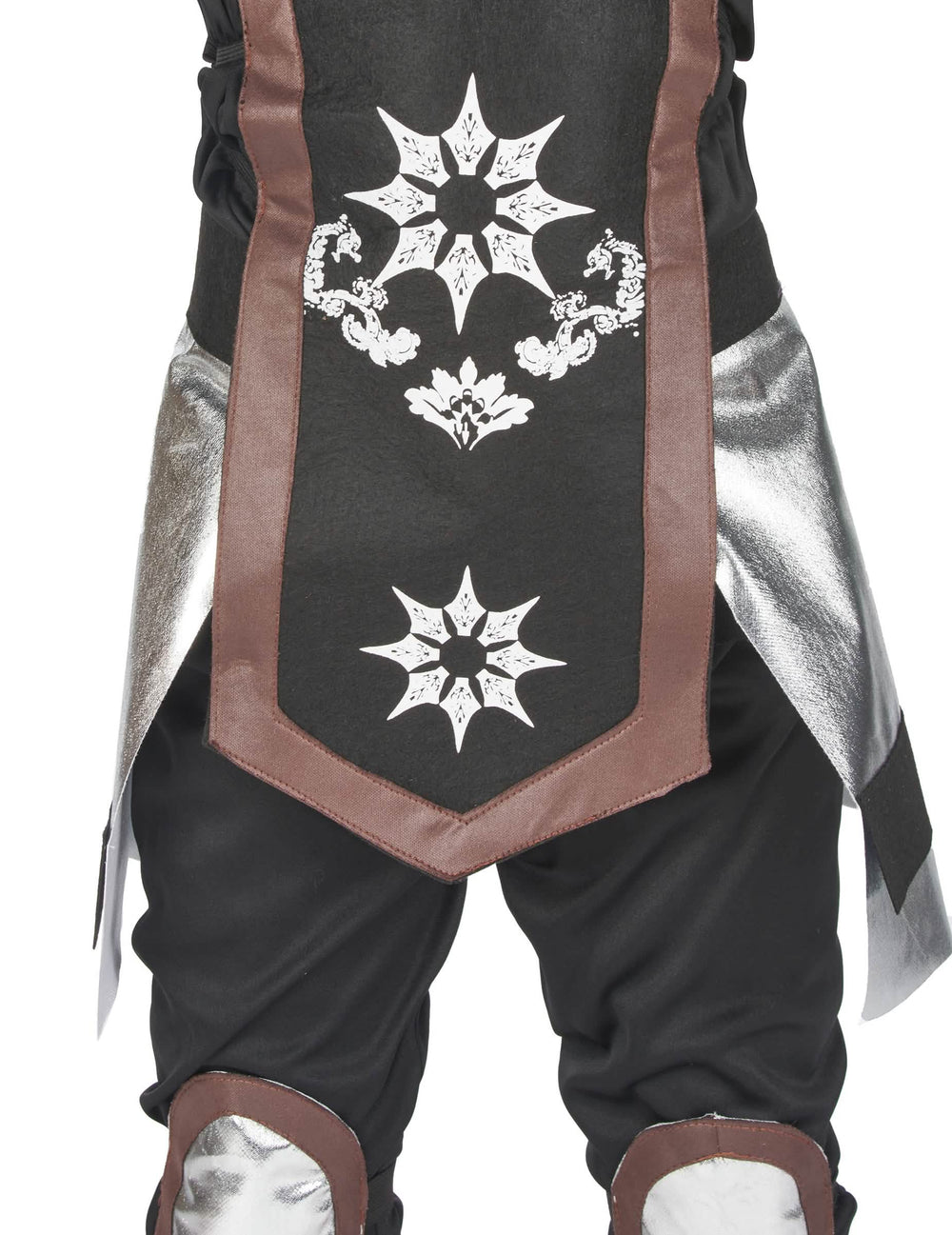 Détail des motifs et des empiècements argentés du déguisement ninja pour garçon