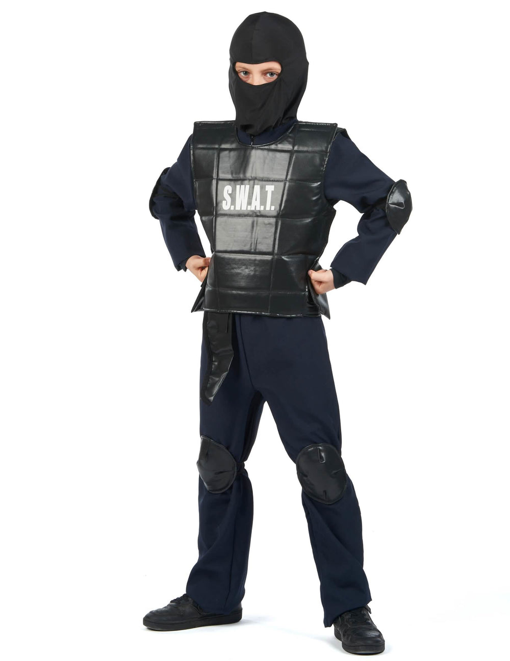 Edestä kuvattuna SWAT-poliisin asun rintapanssarilla ja polvisuojilla