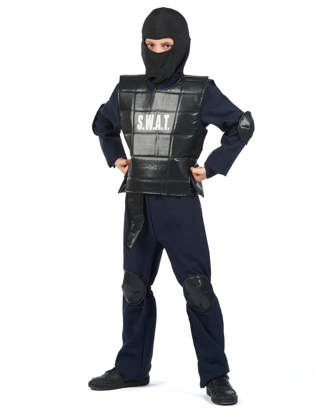 Edestä kuvattuna SWAT-poliisin asun rintapanssarilla ja polvisuojilla