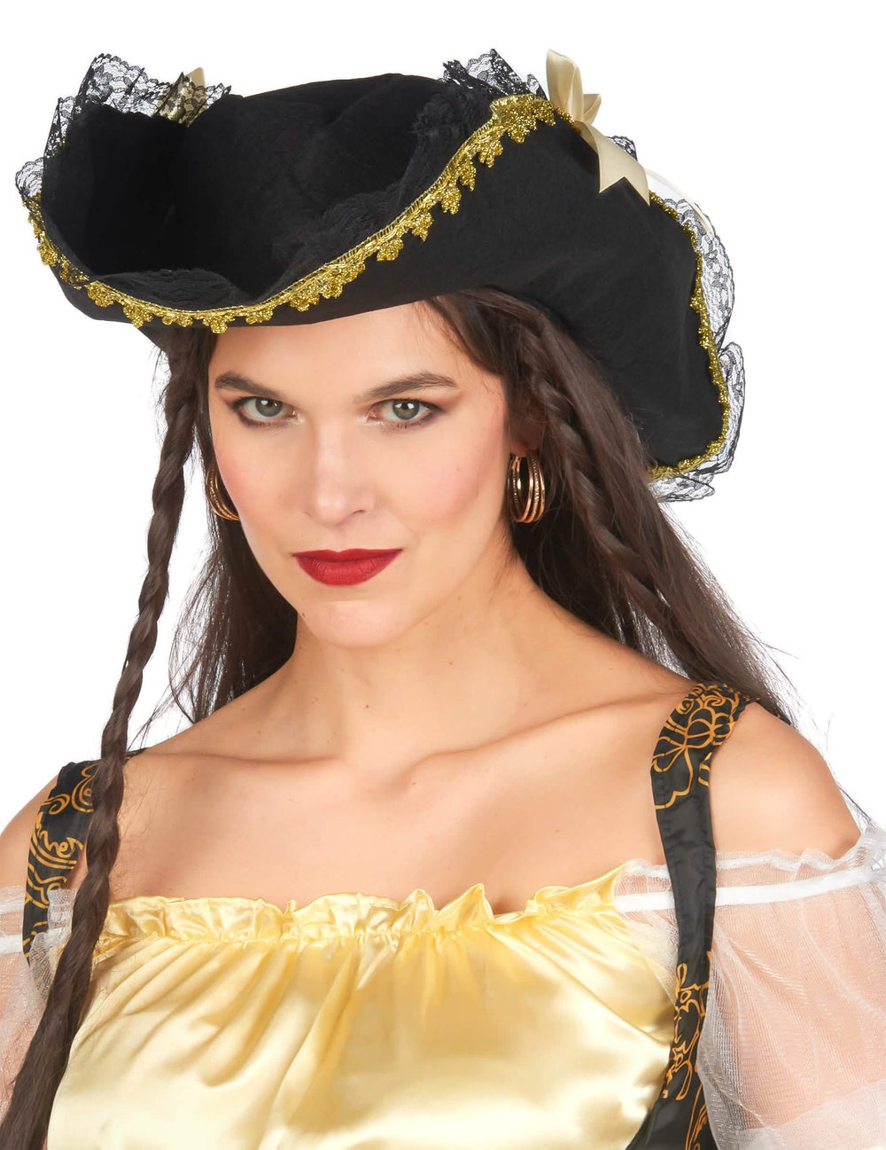 Gros plan sur le chapeau noir et doré du déguisement de pirate