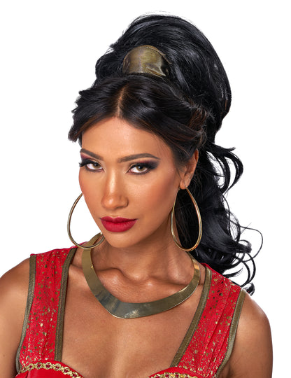 Gros plan sur la coiffure et les bijoux du déguisement de princesse arabe