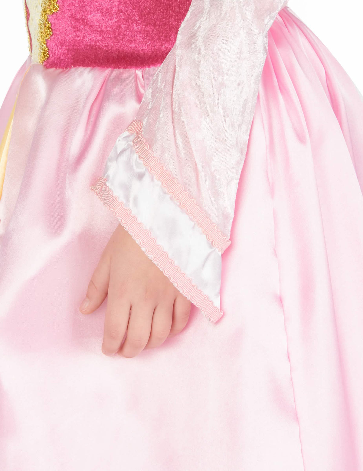 Détail de la manche avec galon rose du déguisement princesse robe satinée