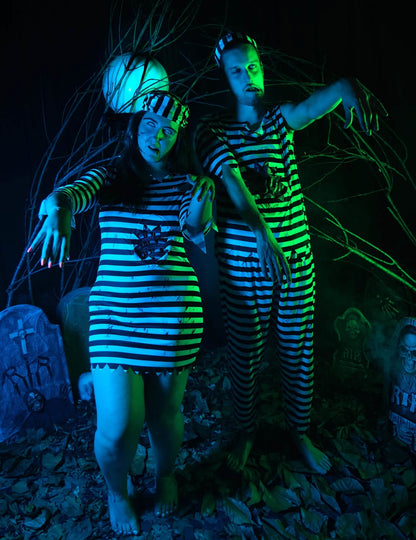 Mise en situation lugubre en duo du déguisement de prisonnier zombie effrayant