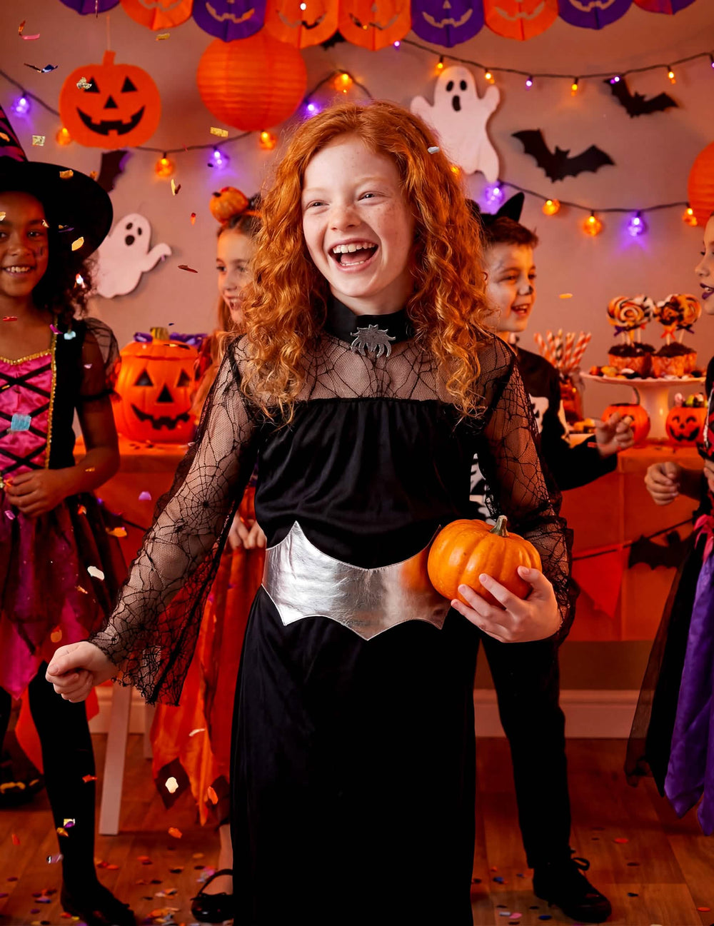 Mise en situation lors d'une fête d'Halloween du déguisement reine araignée pour fille