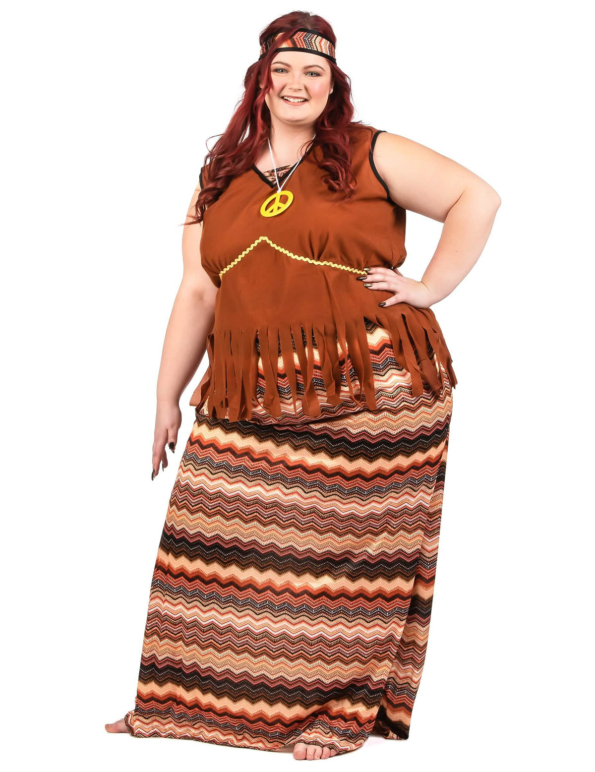 Edestä näkymä pitkän hippi-mekon plus size naiset asuosta