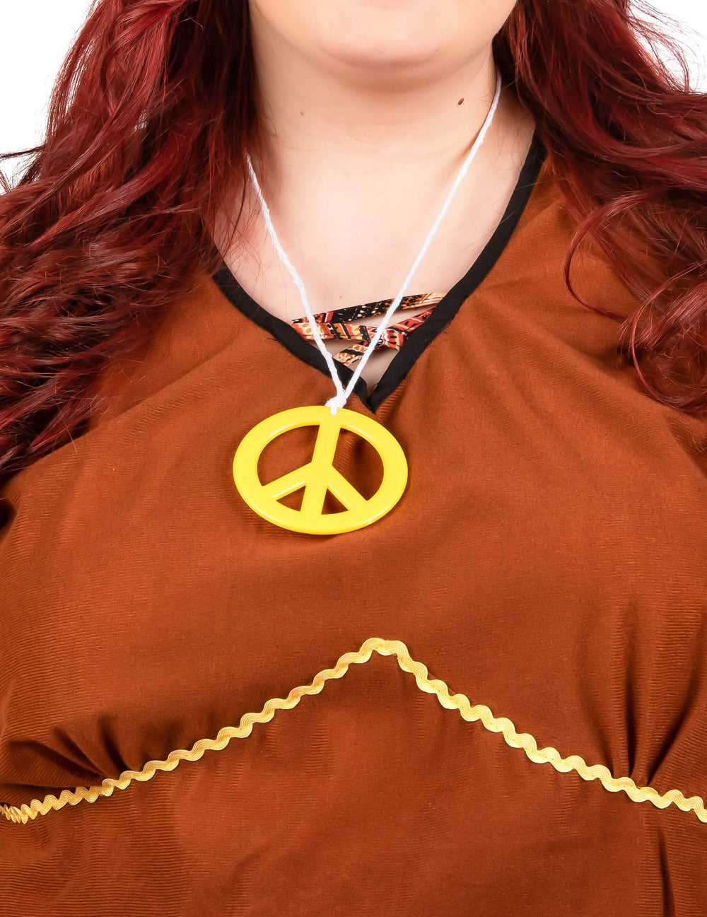 Peace and Love -kaulakorun yksityiskohta keltaisessa pitkän hippie-mekon naiset pluskokoisille asussa