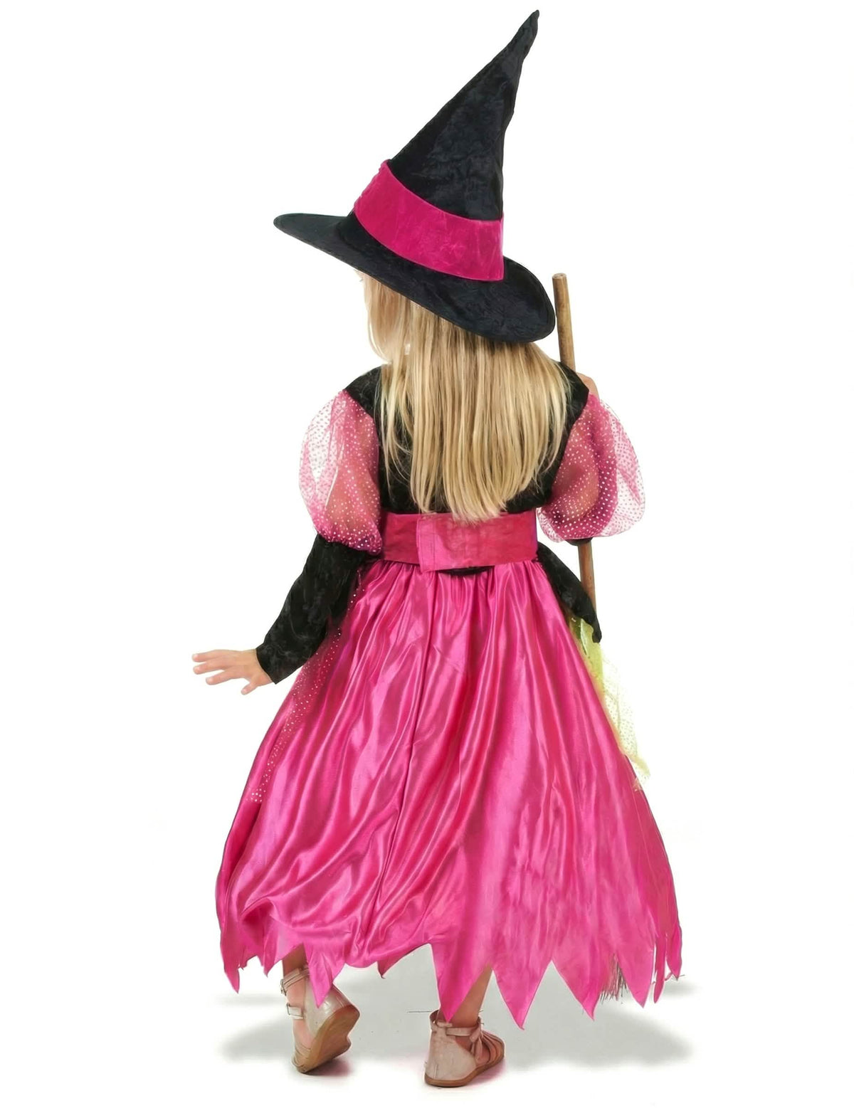 Tilannekuva noidan halloween-asuineen ja noidanpadan kanssa