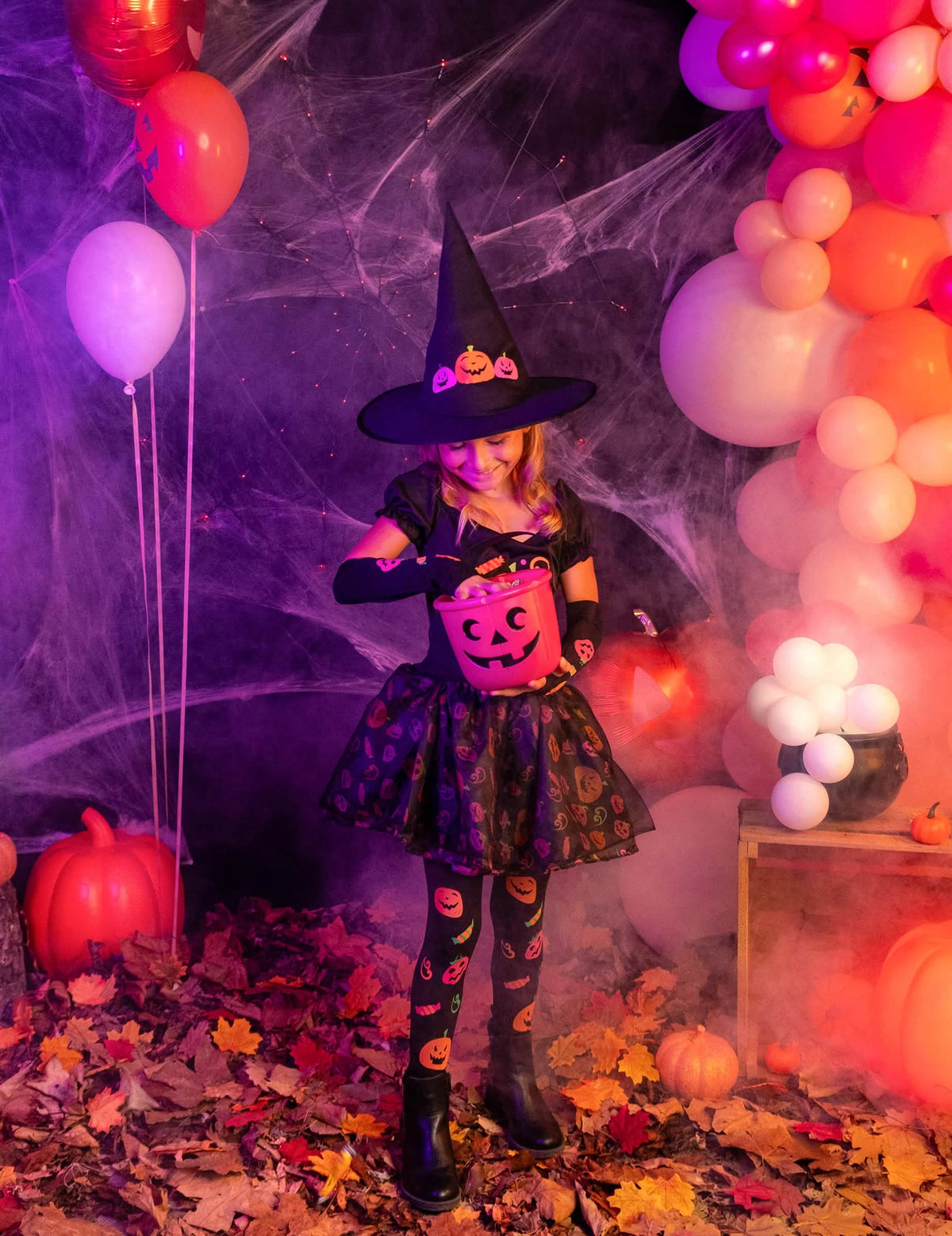 Lavastus halloween-maisemaan kurpitsat-noidan naamiaisasusta