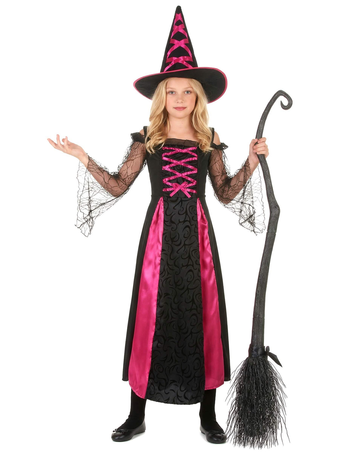 Yleisnäkymä hatussa ja luudassa Halloweenin sahalaitaisesta noitapuvusta