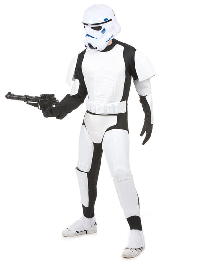 Vue de face avec blaster du déguisement luxe Stormtrooper Star Wars