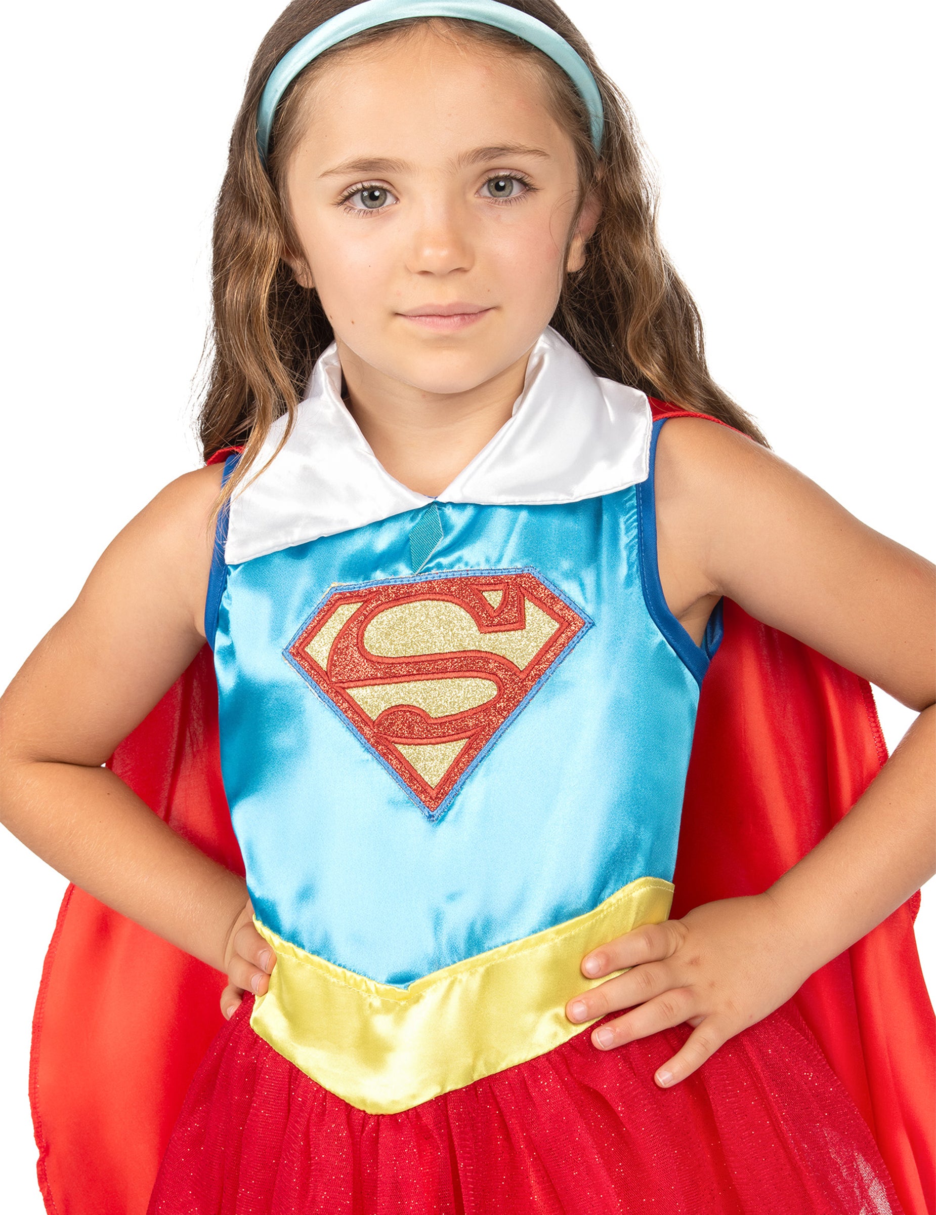 Gros plan sur le buste du déguisement Supergirl DC Super Hero Girls