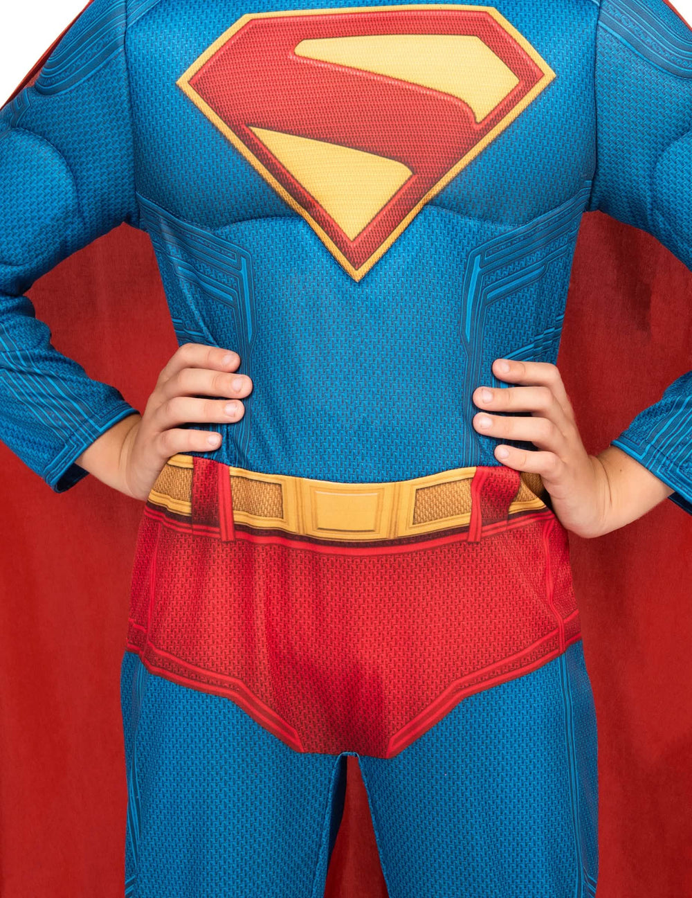 Gros plan sur le logo et la ceinture du déguisement Superman Luxe