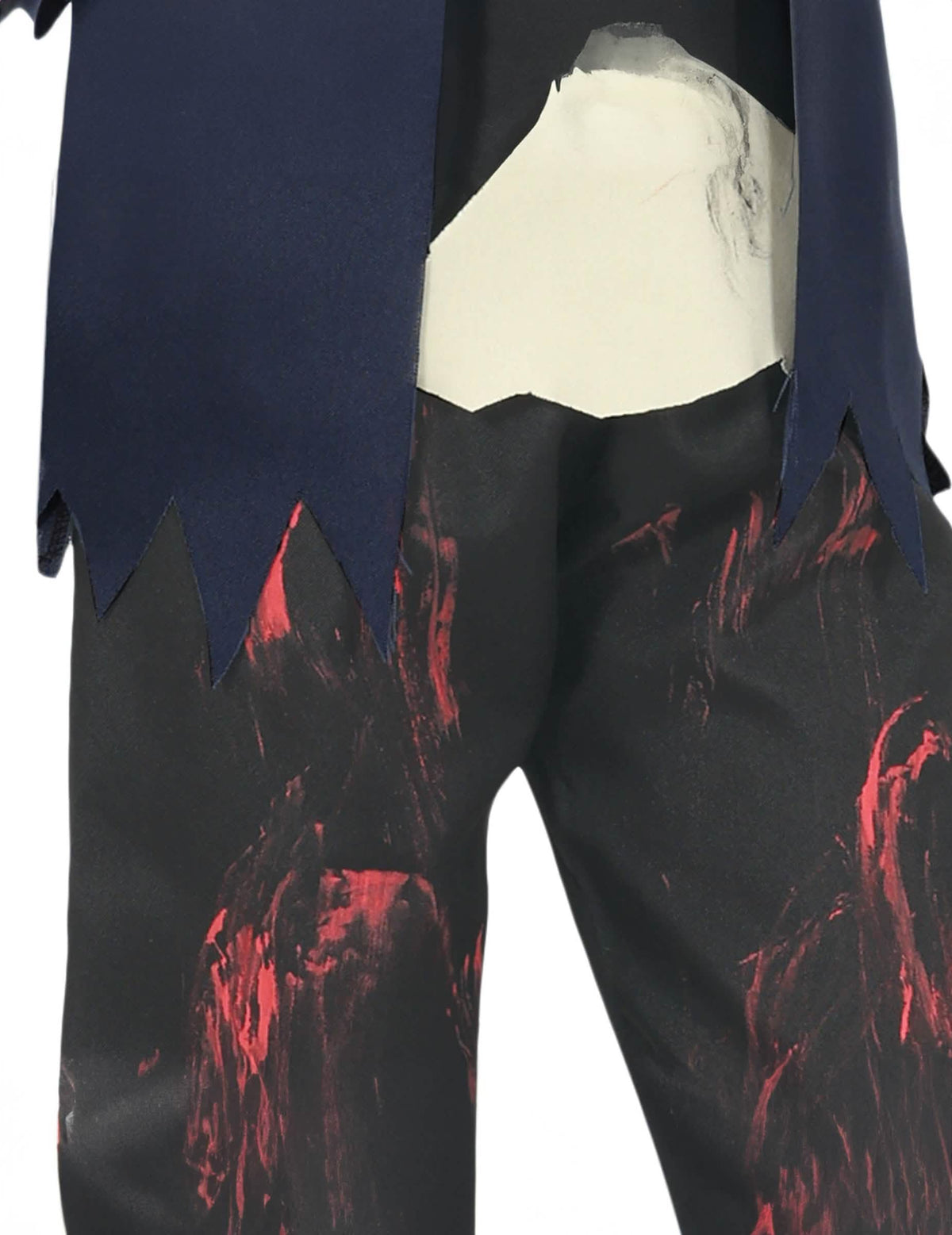 Détail du pantalon ensanglanté du déguisement de tueur à la machette pour enfant