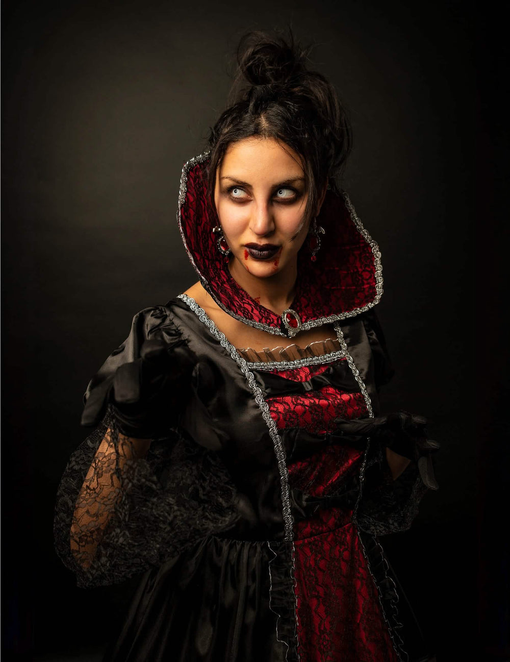 Meikit ja barokkiluksusisen vampyyriasun hihojen yksityiskohdat naiset