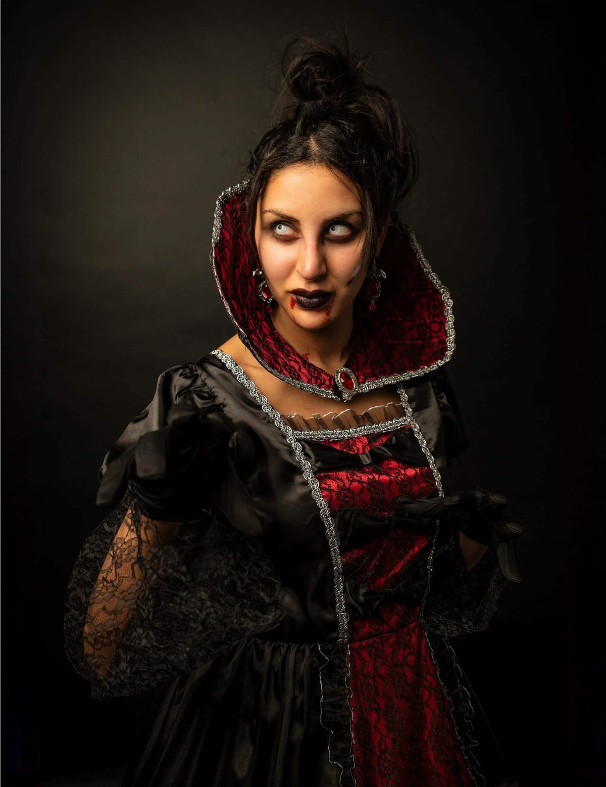 Meikit ja barokkiluksusisen vampyyriasun hihojen yksityiskohdat naiset