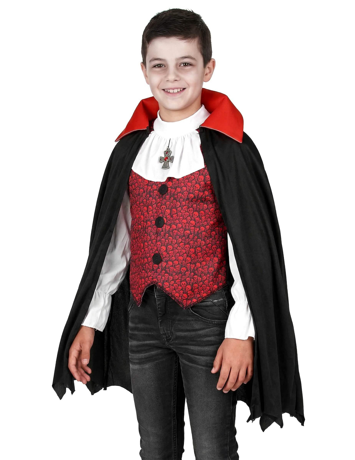 Poikien vampyyriasun punaisen liivin ja medaljongin yksityiskohta