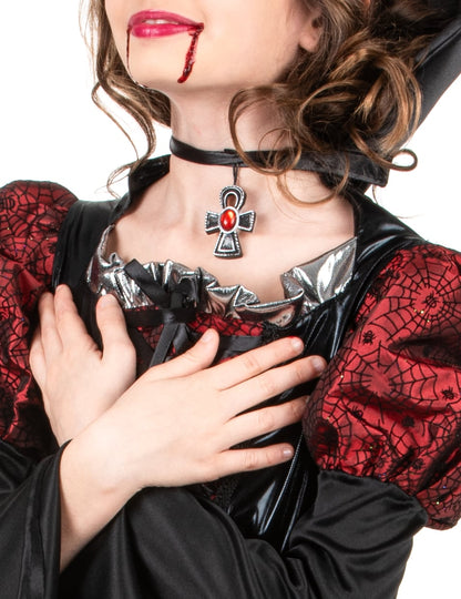 Détail du collier avec pendentif du déguisement vampire manches bouffantes