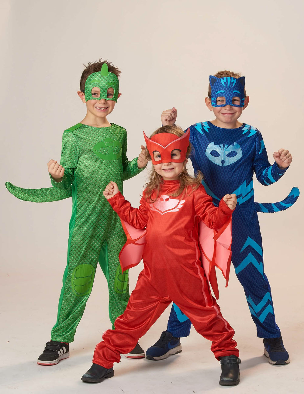 Yleiskuva muiden Pyjamasankarit-naamiaisasujen sankareiden kanssa Yoyo Pyjamasankarit