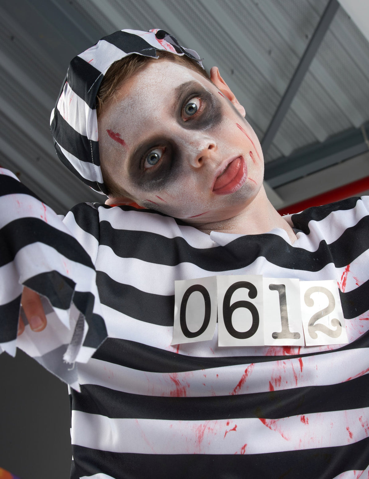 Gros plan sur le maquillage du déguisement de zombie prisonnier pour garçon