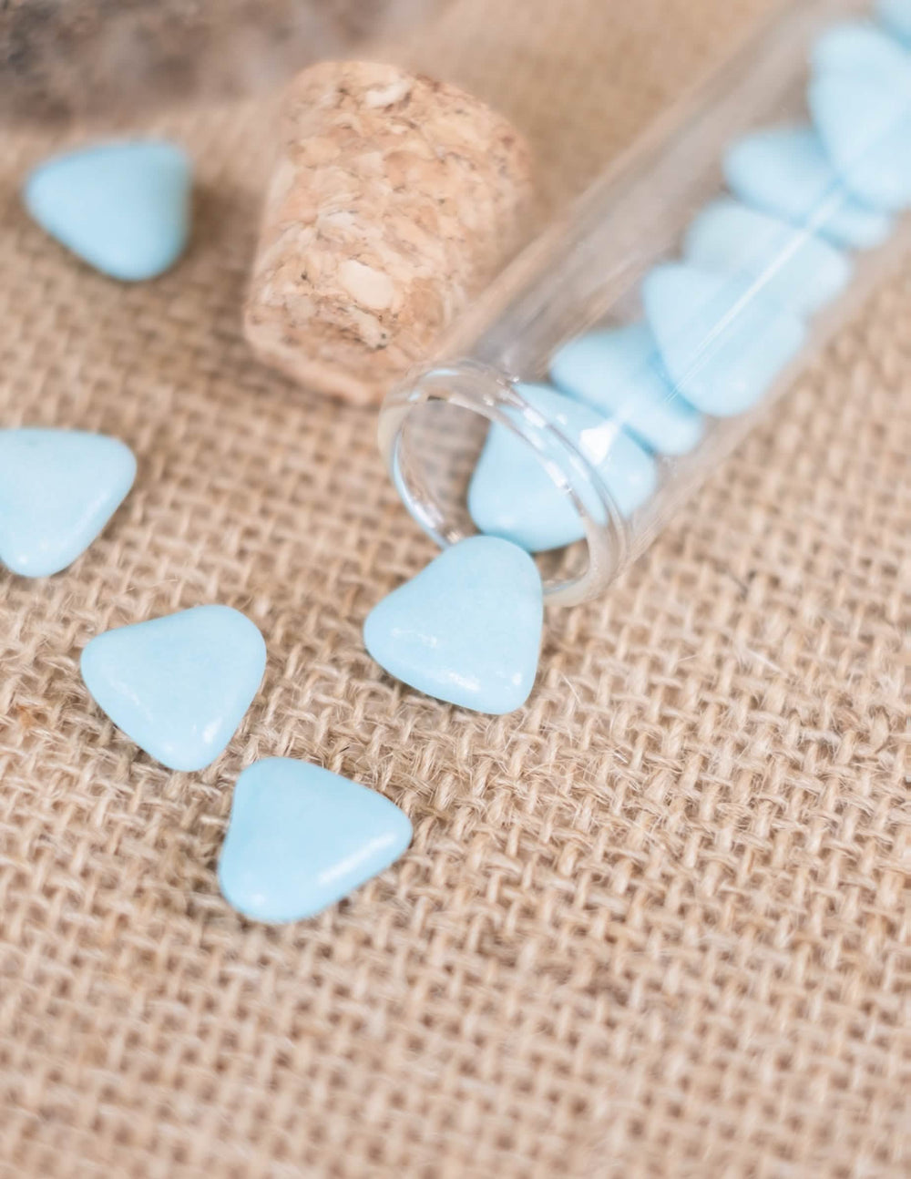 Yksityiskohta: dragées-karkkeja, jotka tulevat ulos koeputkesta Dragées mini coeur chocolat -karkeille ehtoollista varten