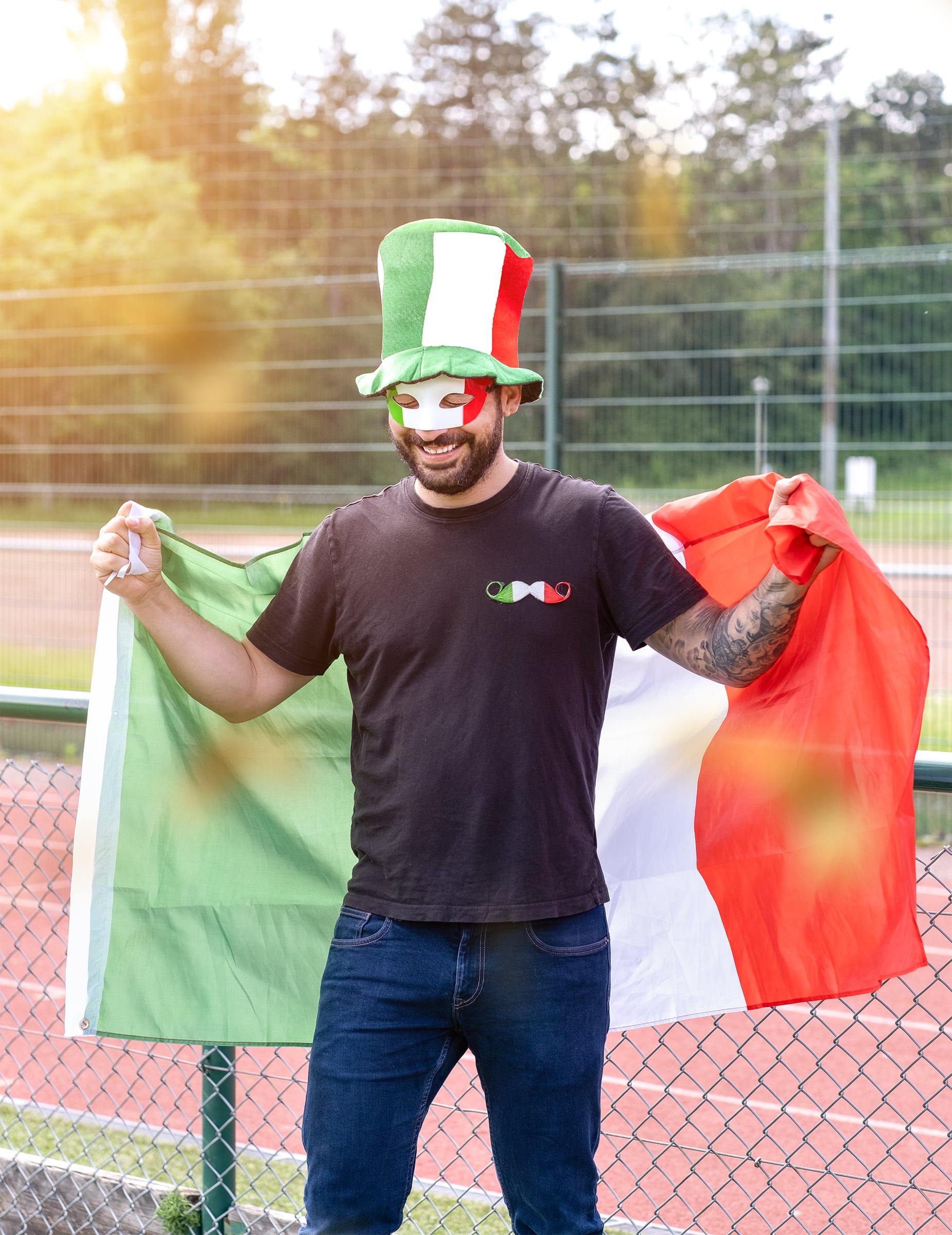 Supporter brandissant le drapeau Italie pour supporter