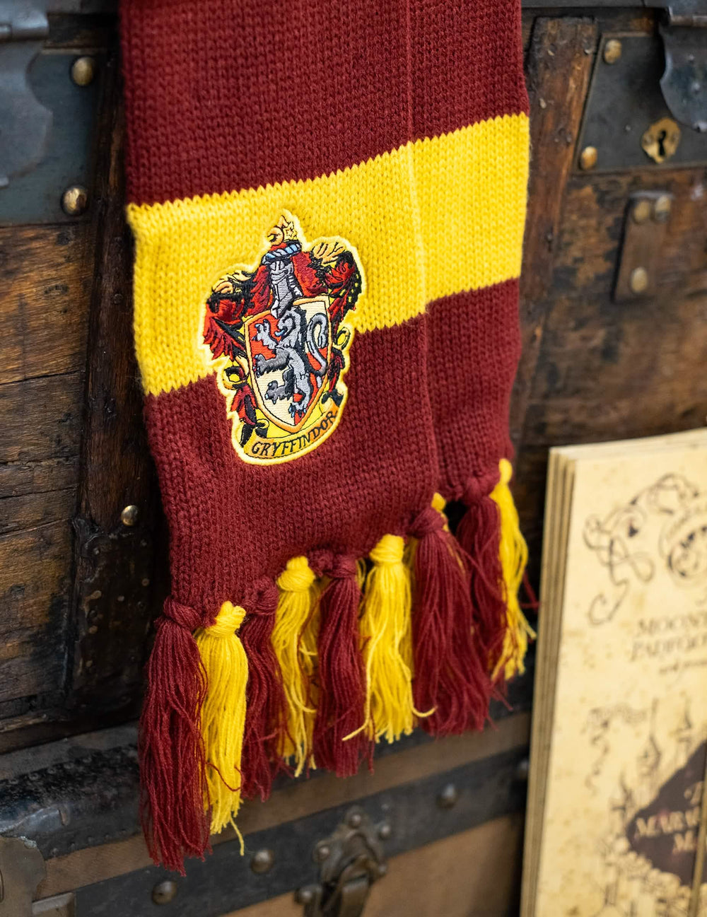 Lähikuva Gryffindorin luksus-huivin brodeeratusta vaakunasta