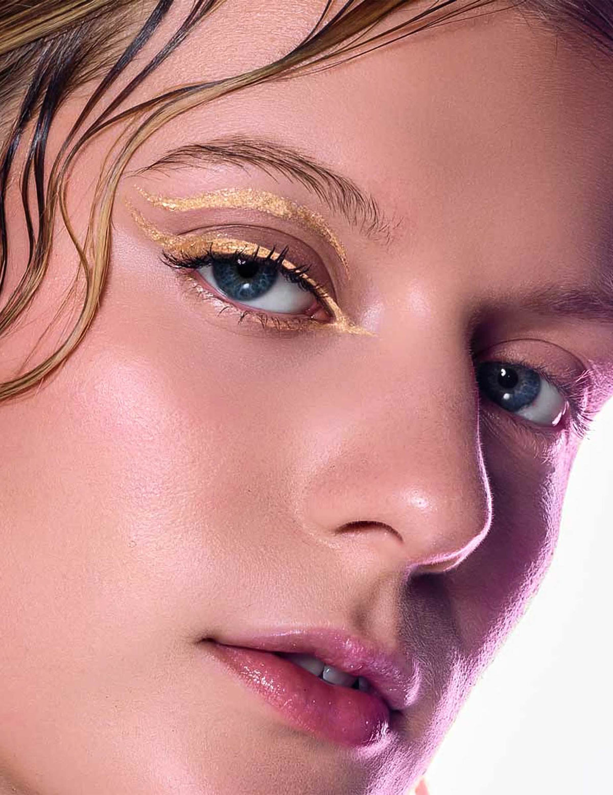 Metallinhohtoinen kultainen kimalle-eyeliner Si si la paillette™