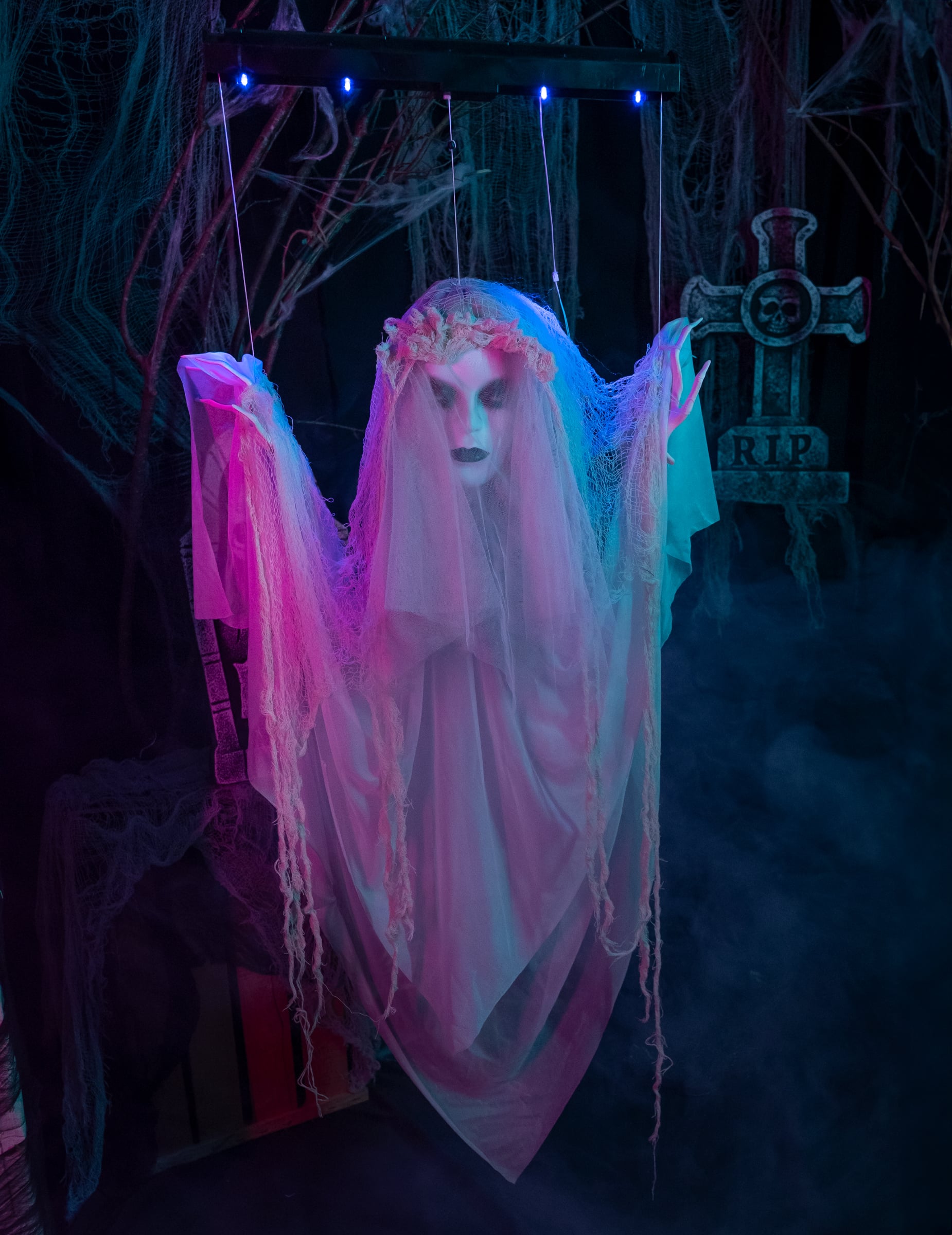 Mise en situation dans un décor de cimetière du fantôme flottant terrifiant