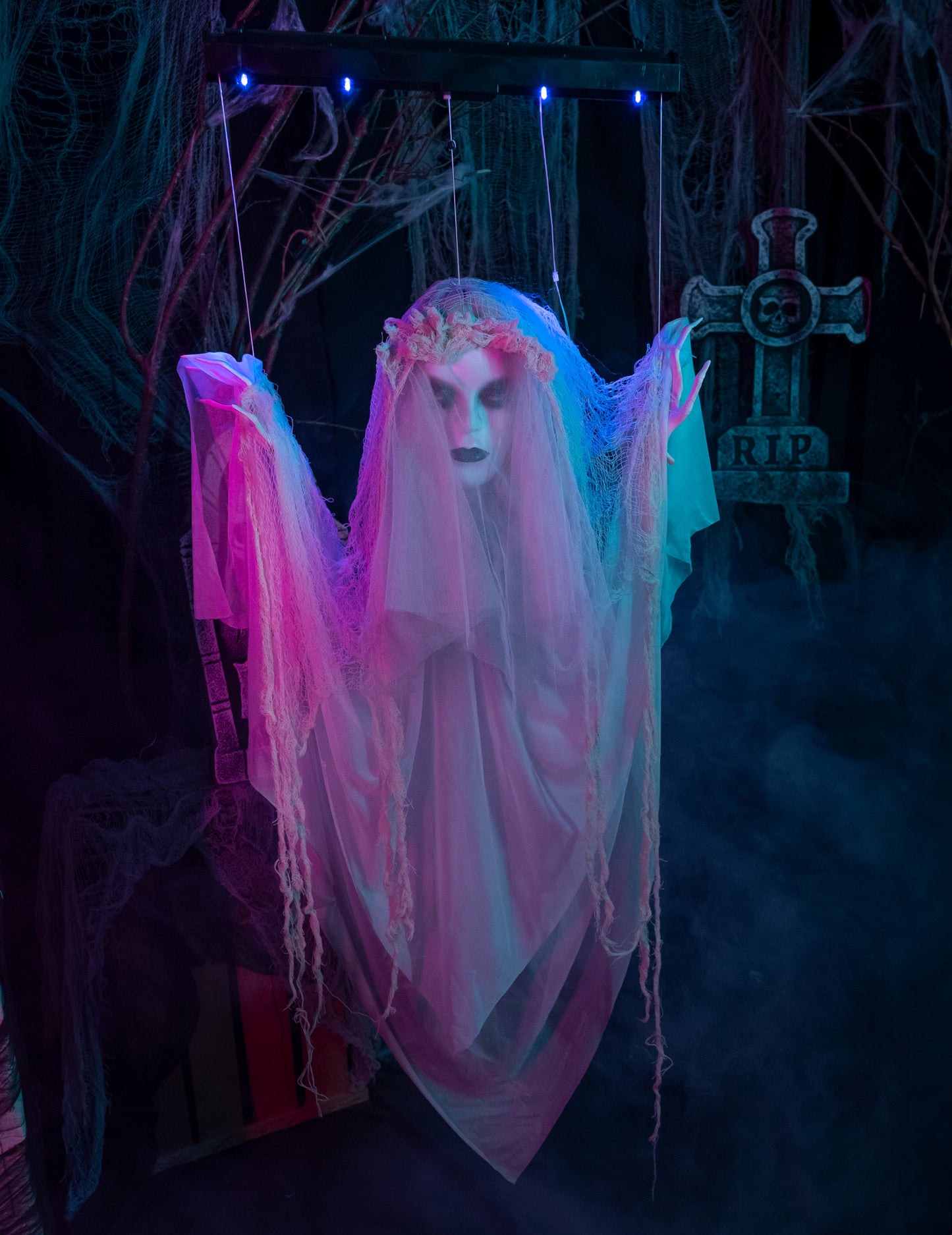 Mise en situation dans un décor de cimetière du fantôme flottant terrifiant