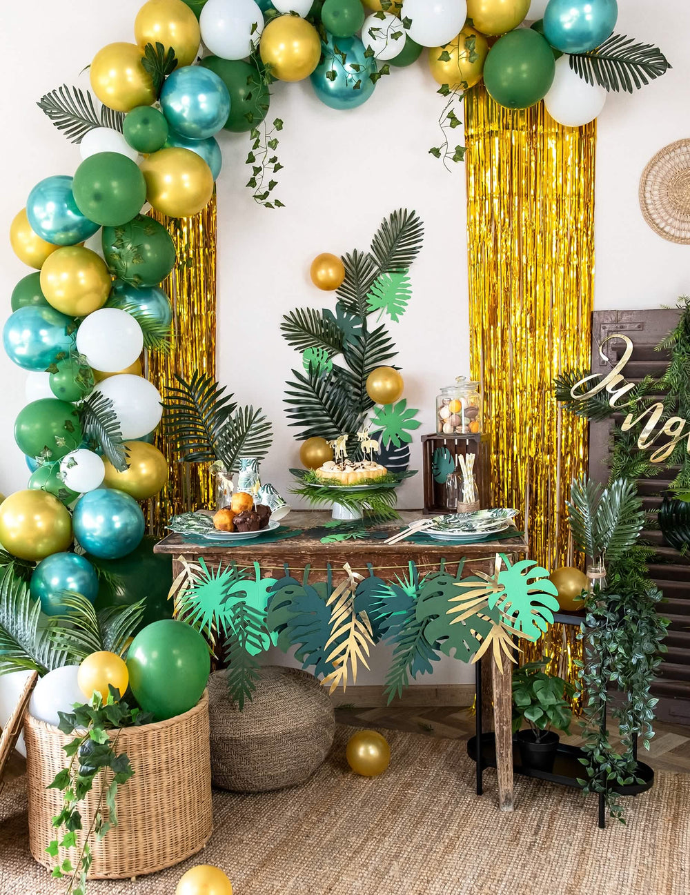 Mise en scène festive de la feuille de palmier phoenix artificielle déco tropicale