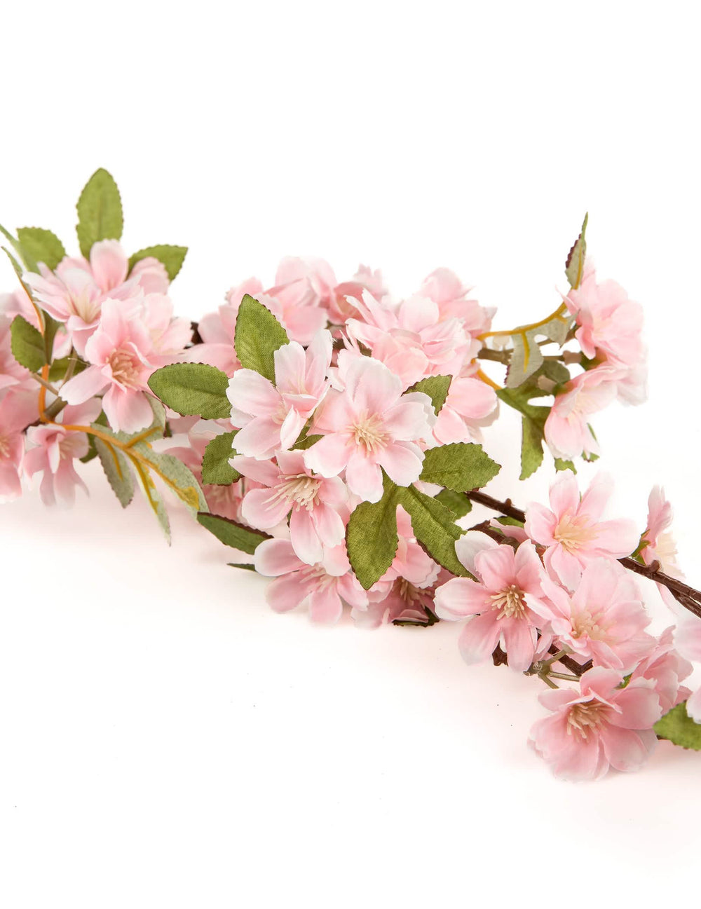 Gros plan sur les fleurs de cerisier artificielles style sakura
