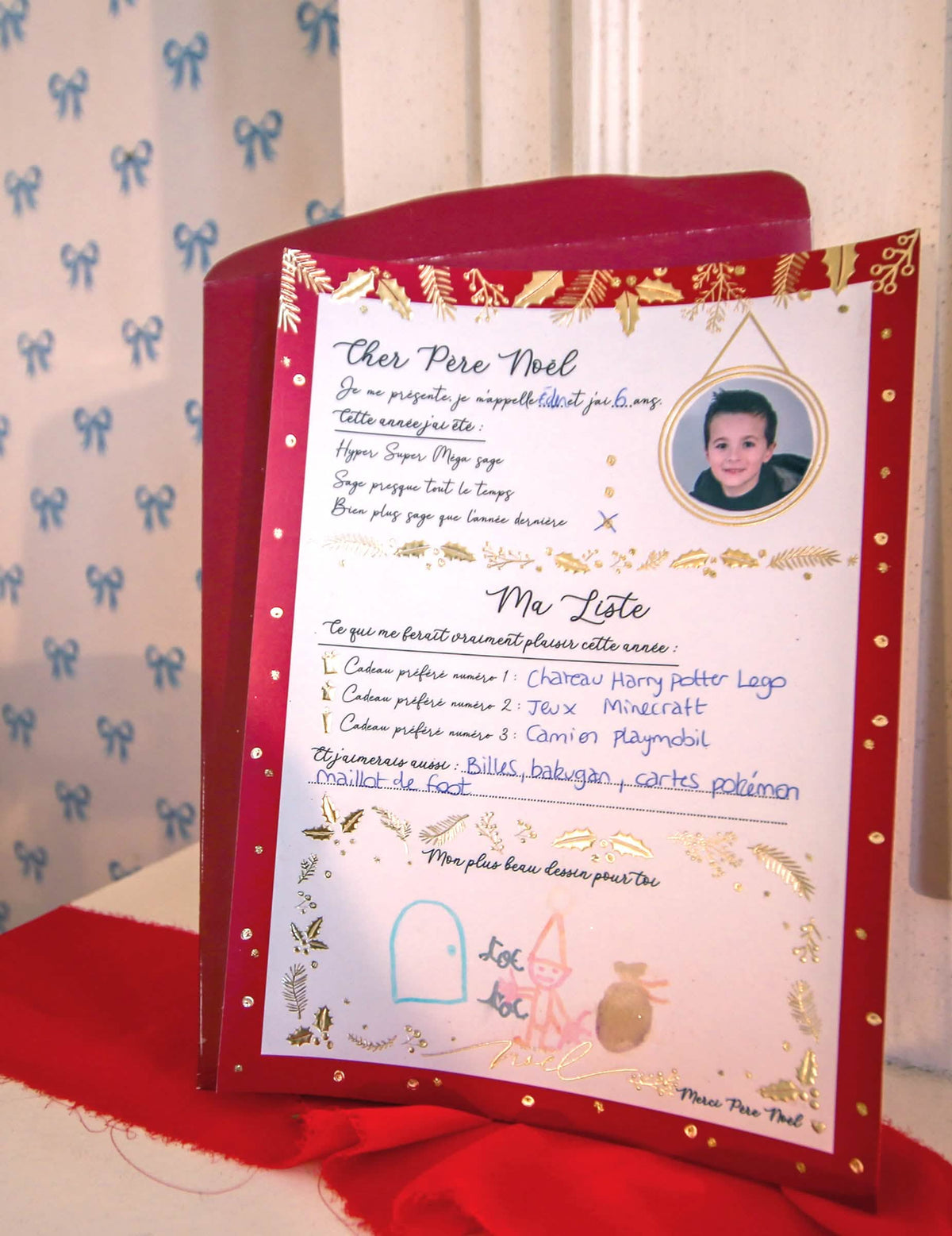 Vue de face de la lettre remplie de la Grande lettre au Père-Noël avec enveloppe Holly Christmas